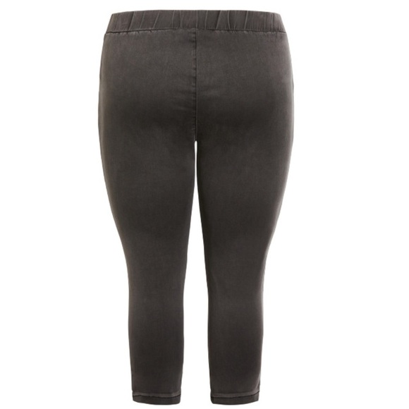 Avenue Elastic Waistband Black Star Embellished Stretch Crop Jean (JN03.5) - Picture 3 of 12